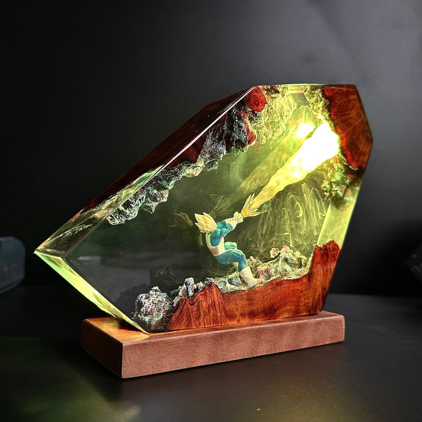 Veget.a Super Sa.iyan Resin Lamp