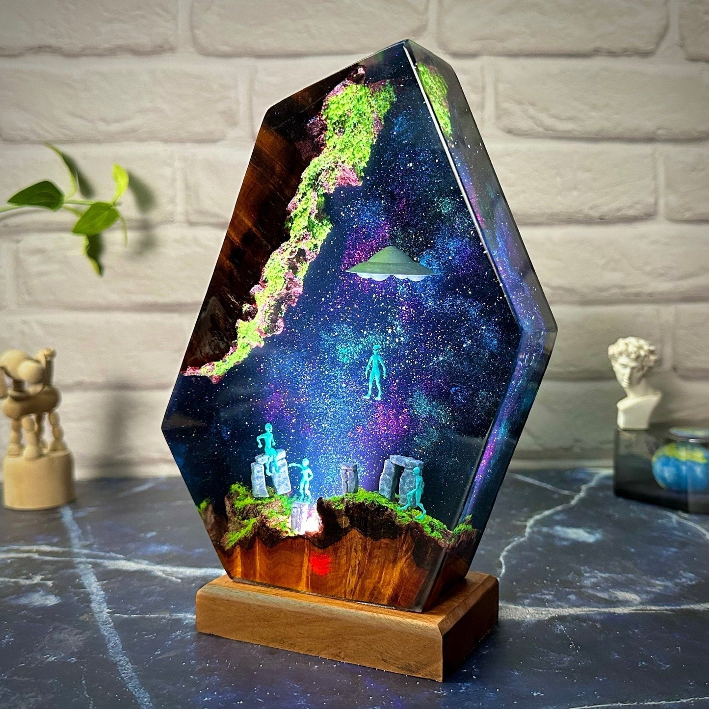 Aliens and Stonehenge Resin Lamp(SGR)