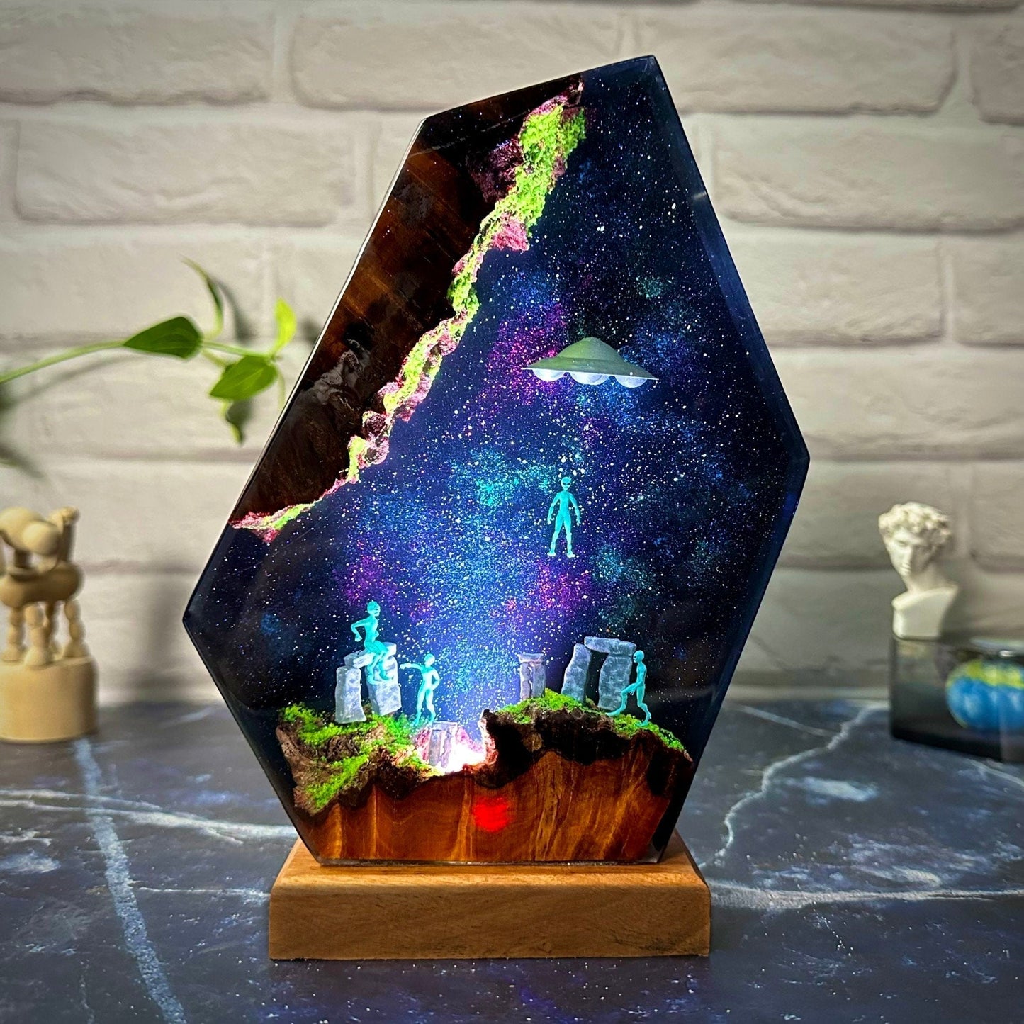 Aliens and Stonehenge Resin Lamp(SGR)